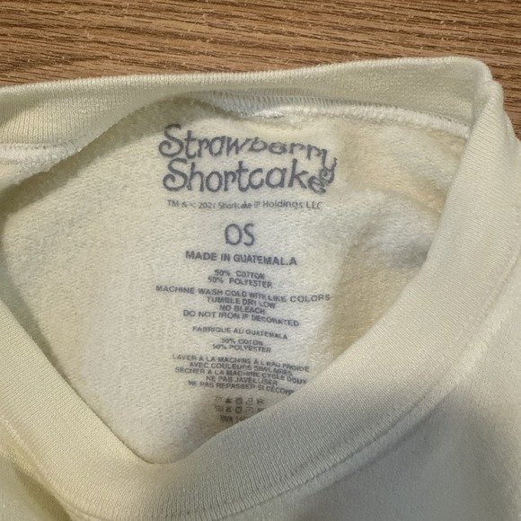 Pacsun‎ Strawberry Shortcake Yellow Sweatshirt Winter Scene Size OS - Picture 4 of 4